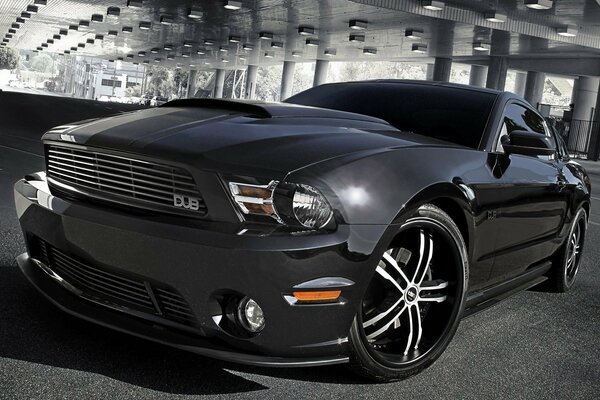 Mustang negro en el estacionamiento subterráneo