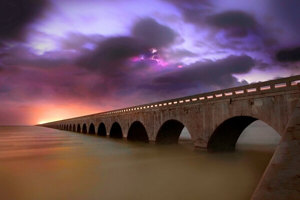 Viadotto infinito sullo sfondo del tramonto