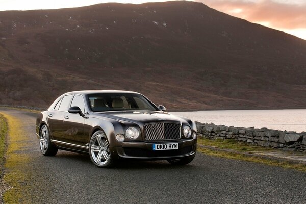 Voiture Bentley sur un beau paysage