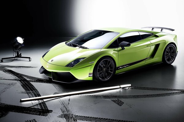 Zielona maszyna Lamborghini w świetle reflektorów