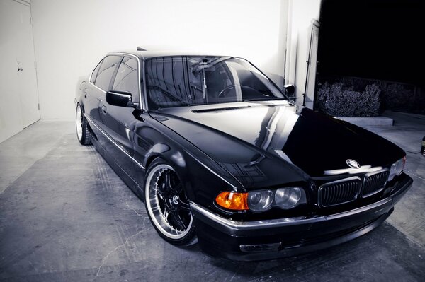 Bmw noir dans le garage sur fond gris