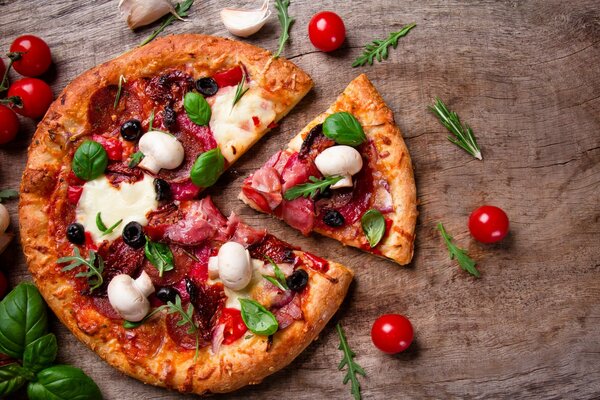 Pizza mit Pilzen, Tomaten und Kräutern