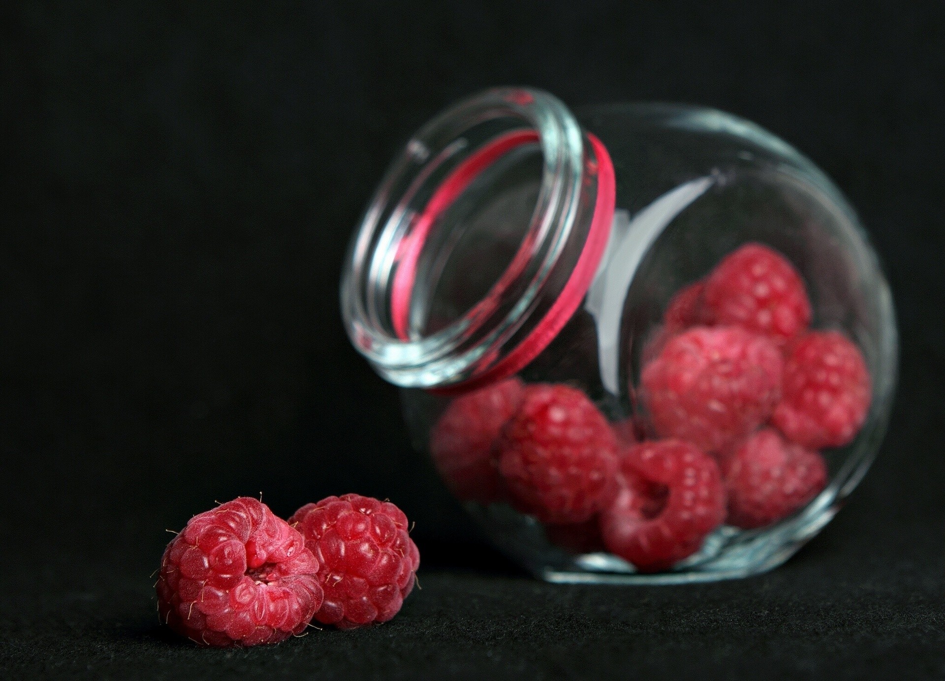 gros plan pot baies framboises