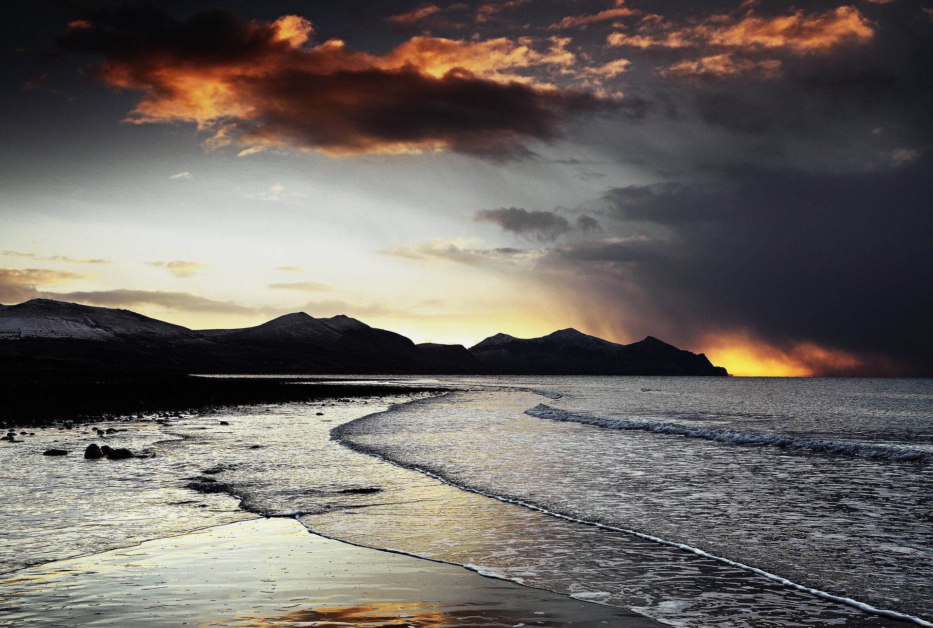 spiaggia sera montagna mare tramonto rocce