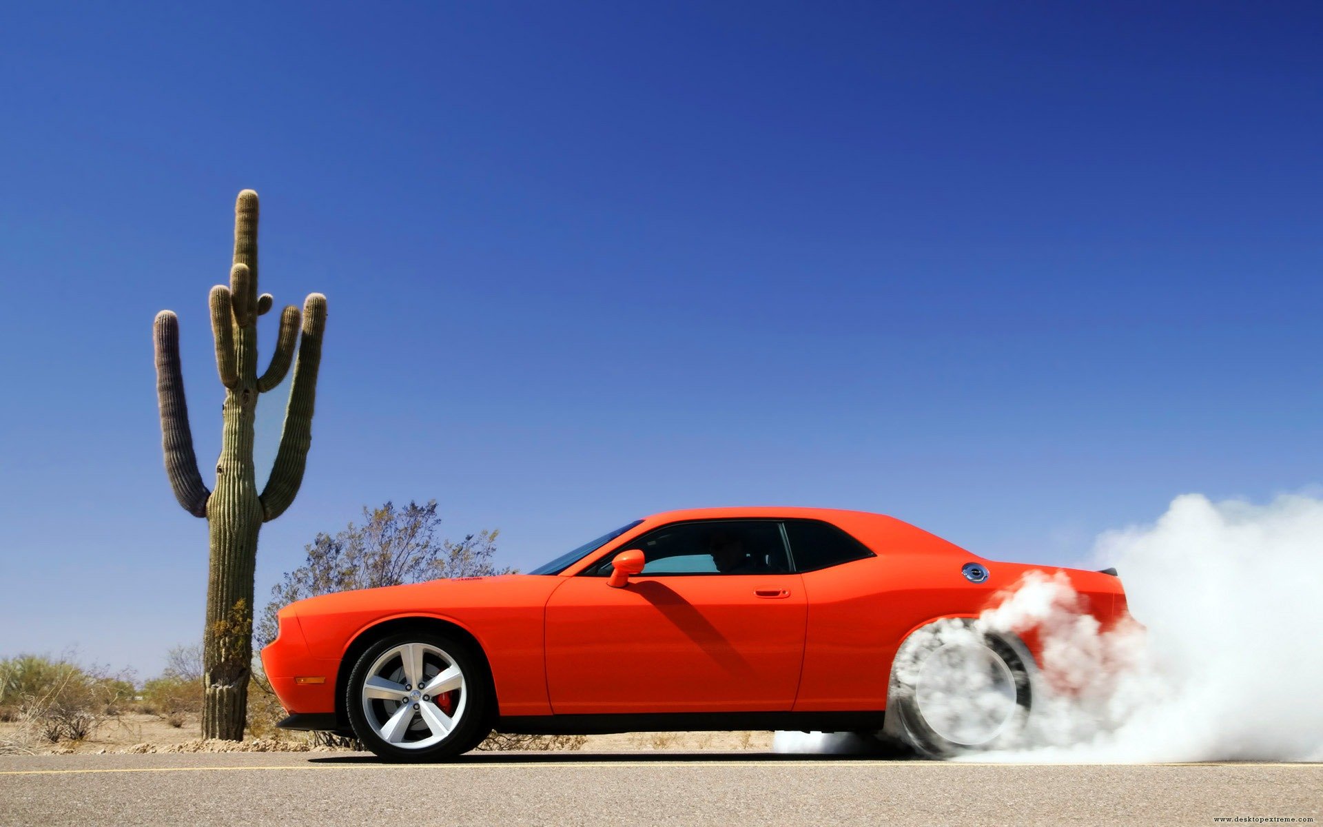 dodge challenger красная машина дым