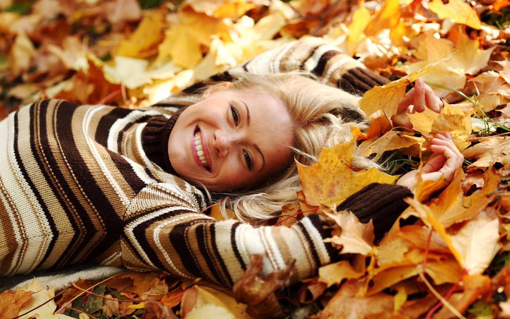 pull blonde sourire fille