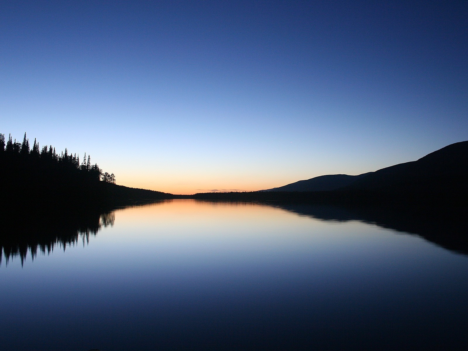 minimalismo lago riflessione ombra