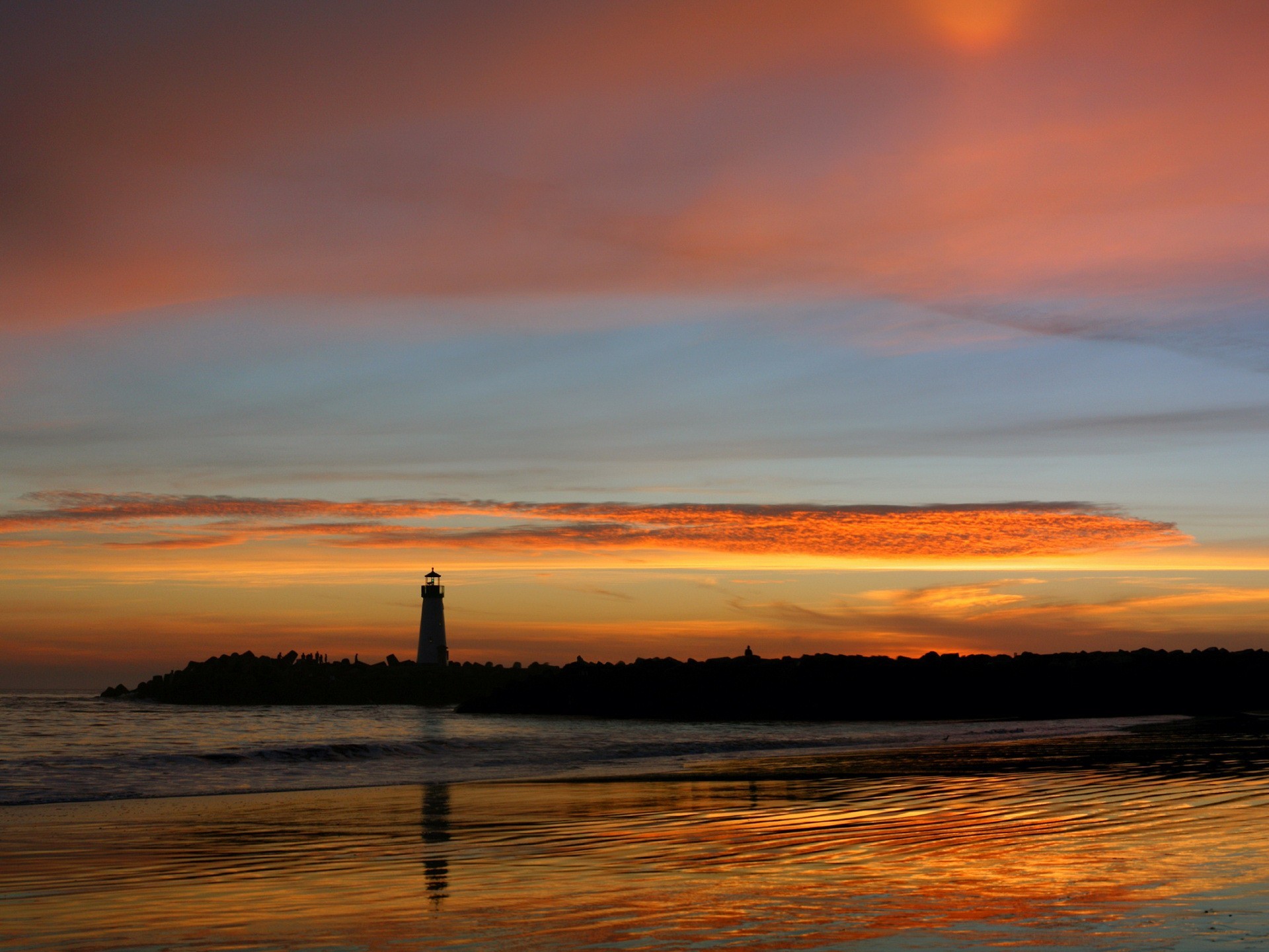 faro puesta de sol reflexión