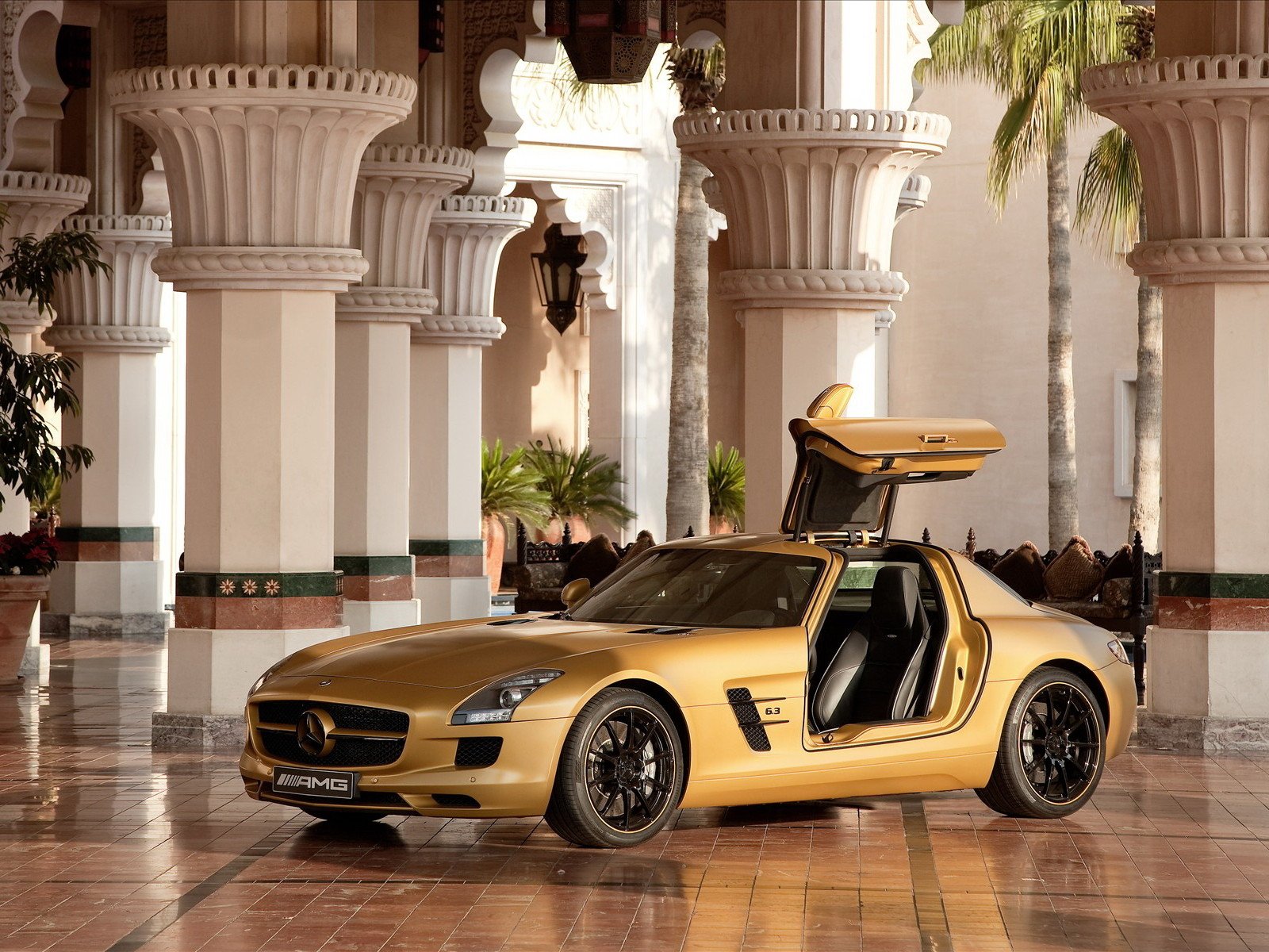 mercedes amg sls63 colonnes or porte hall