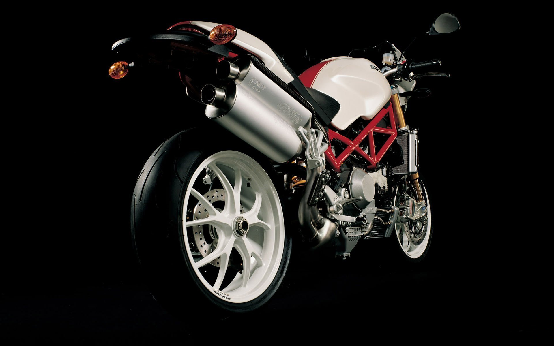 Красно белый мотоцикл. Ducati Monster s4r. Дукати мотоцикл белый. Ducati Monster s4 dashboard. Ducati Monster s4 свечи.
