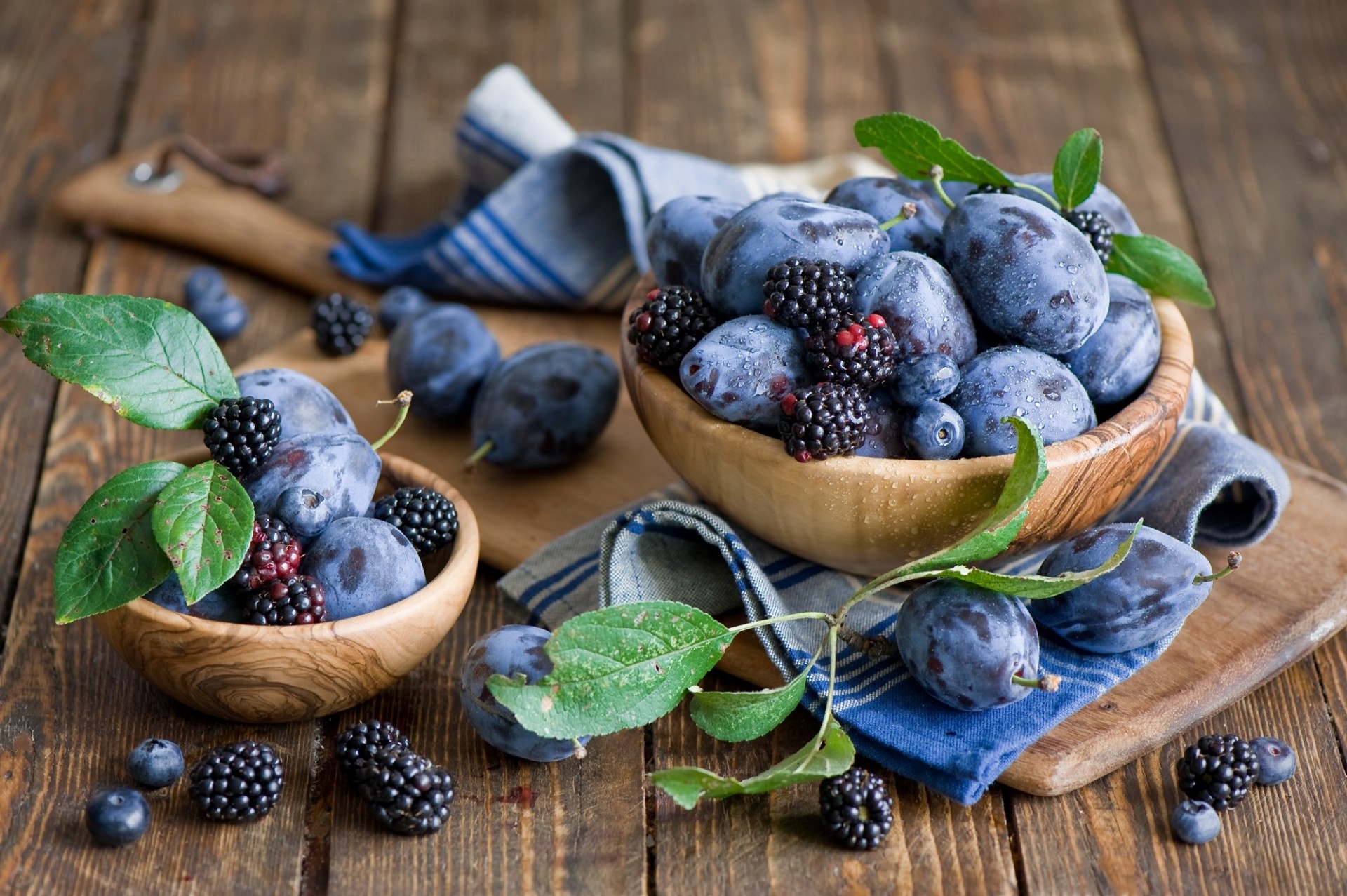 hoja moras arándanos fruta cama bayas tablero ciruelas vajilla