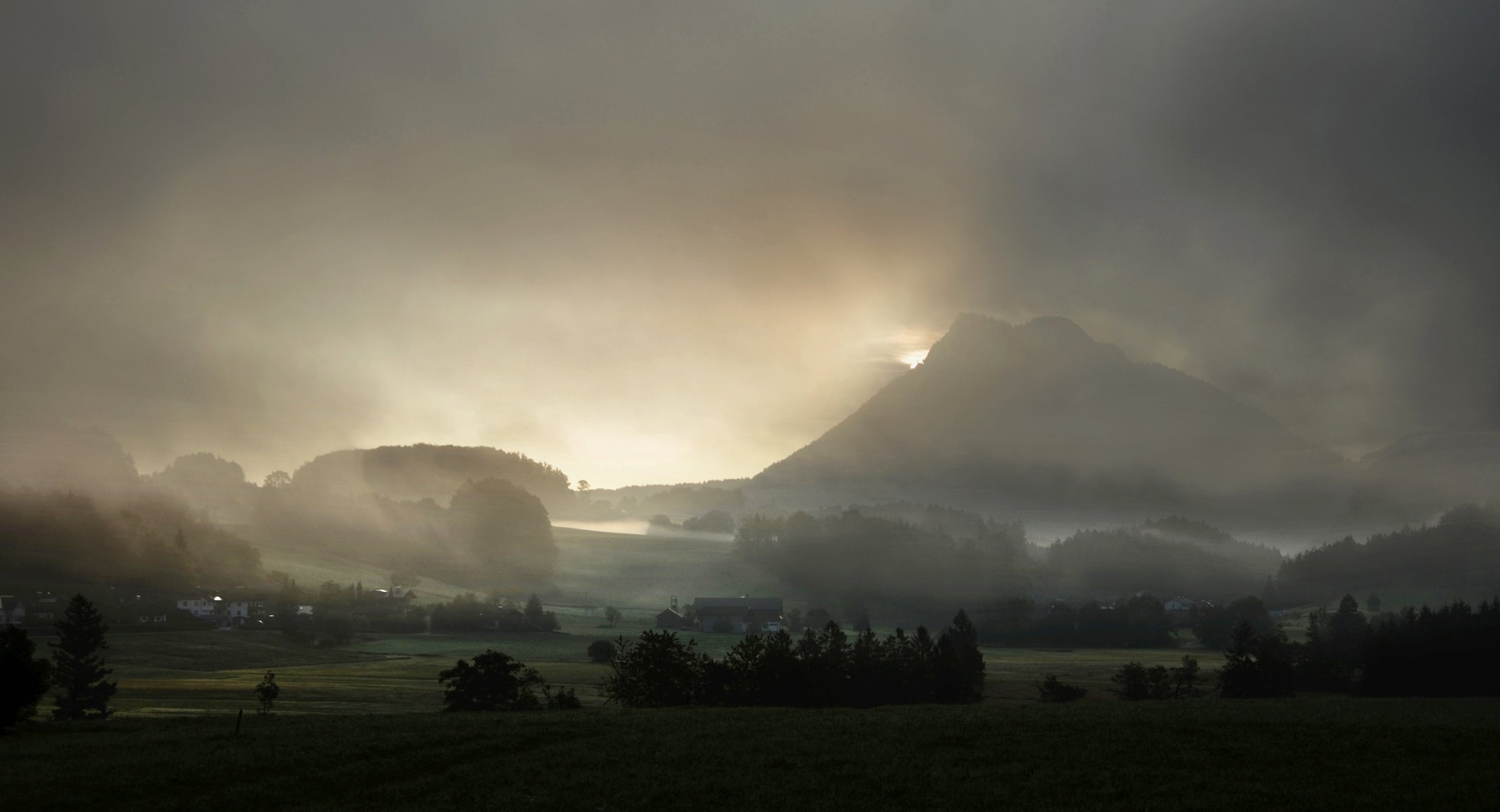 nebel häuser berge siedlung bäume