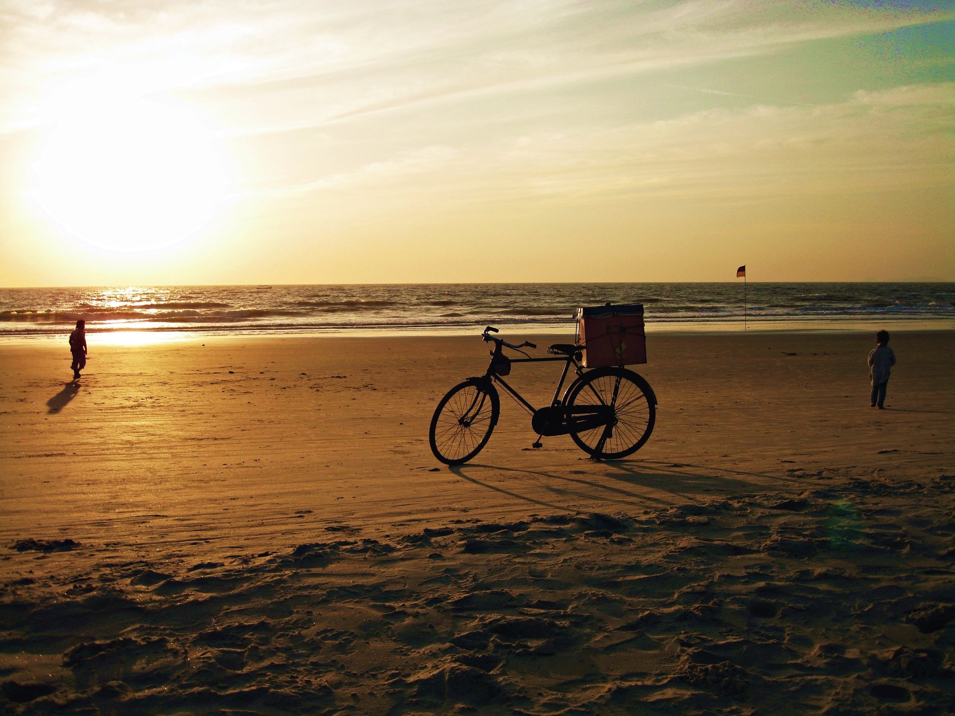 india bicicleta océano mar puesta de sol