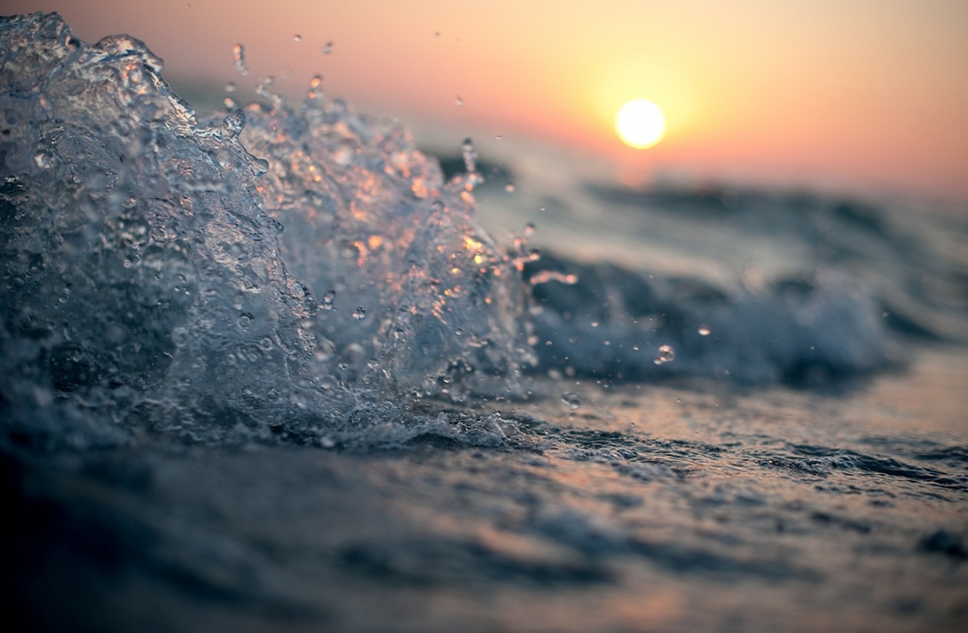 mer gouttes soleil eau vague coucher de soleil gros plan