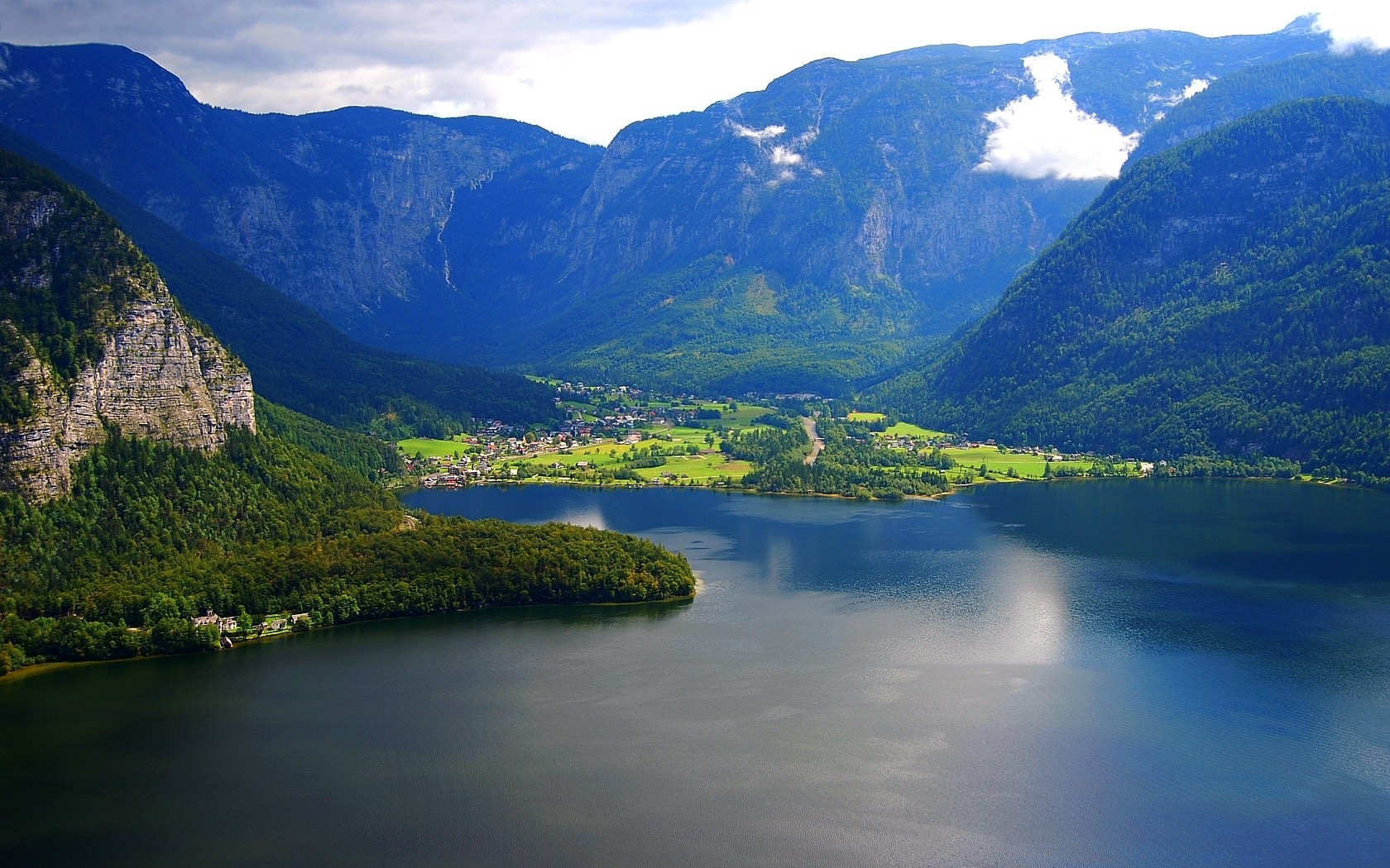 На озерах австрии. Гозаузее озеро Австрия. РИЦ озеро в Австрии. Альпийское озеро Австрия. Озеро Топлиц Австрия.