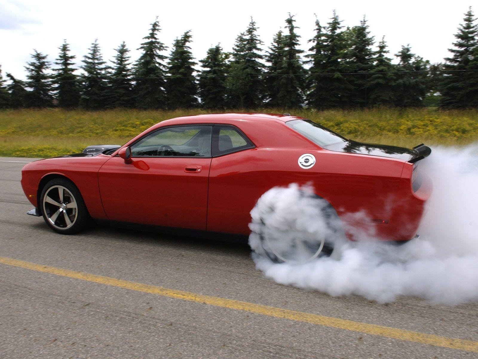 dodge challenger fumée asphalte arbres