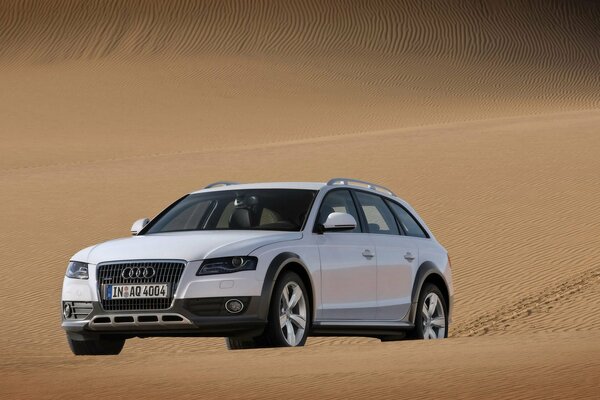 El coche sale de las arenas del desierto