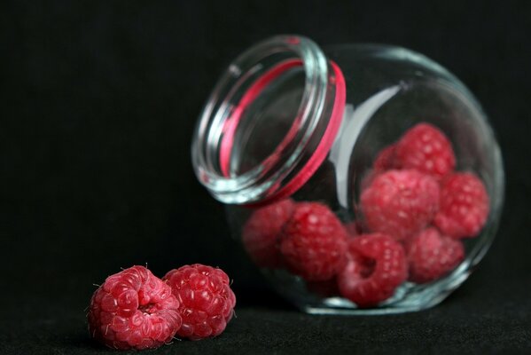 Framboises dans un bocal en verre