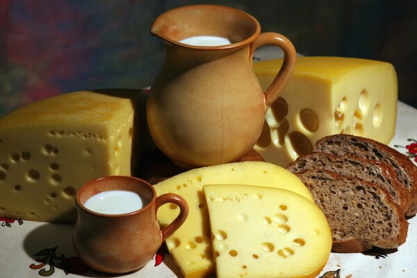 Stillleben mit rustikalem Brot und Käse