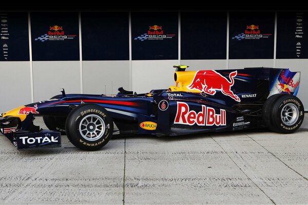 Auto da corsa nera con pubblicità Redbull