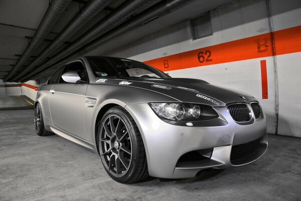 BMW sportive dans un garage souterrain