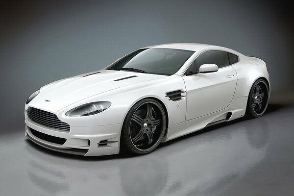 Auto Aston Martin blanco con reflejo en el piso