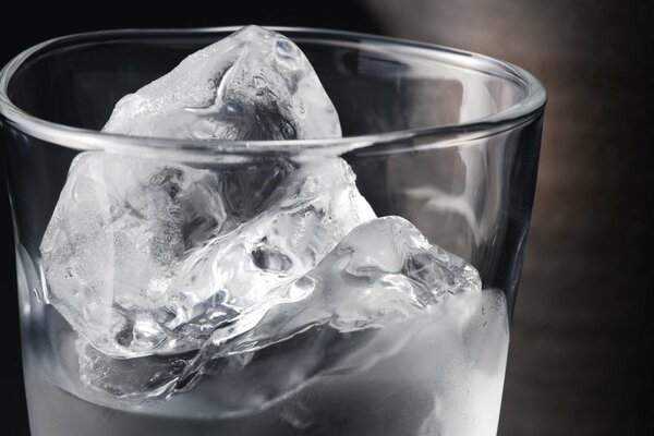 Hielo en un vaso de agua, imagen macro