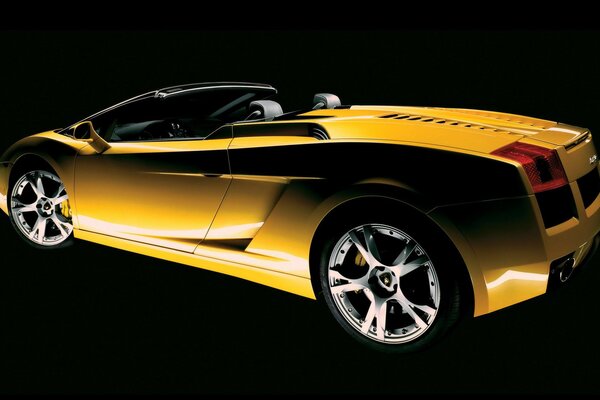 Gelbes Lamborghini-Cabrio mit seriellen Felgen