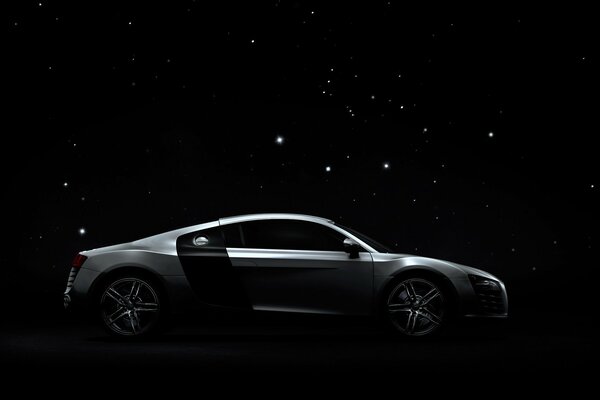 Las estrellas de la noche iluminan el Audi R 8