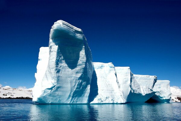 Iceberg majestuoso en el océano Ártico