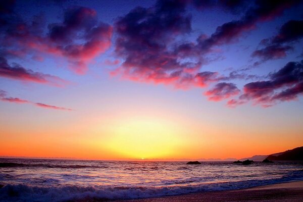 Ciel du soir sur le surf de la mer