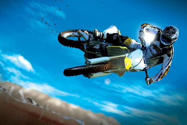 Motociclista contra el cielo