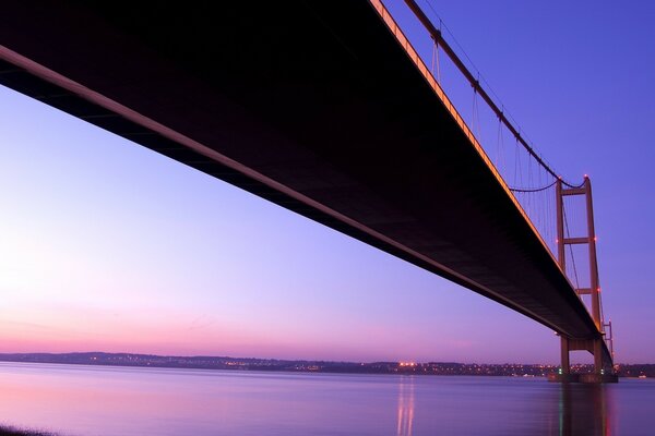 Coucher de soleil violet visible à travers le pont