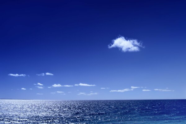 Paesaggio cielo e mare blu