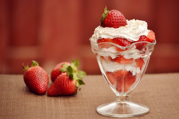 Postre de fresa y bayas en la mesa