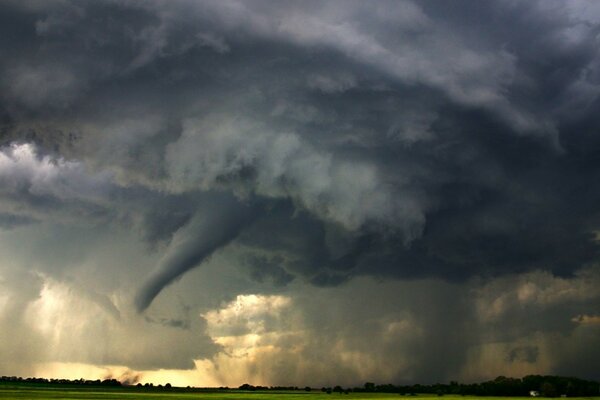 Starker Sturm geht in einen Tornado auf dem Feld über