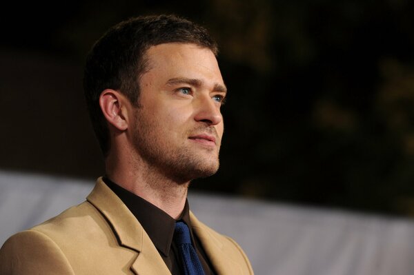 Justin Timberlake en traje beige