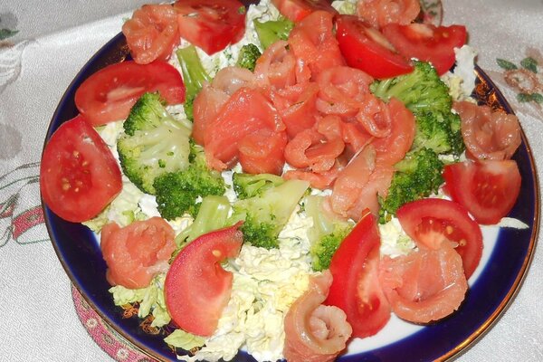 Salmon salad with tomatoes and broccoli