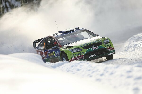 Ford sulla strada innevata della Svezia