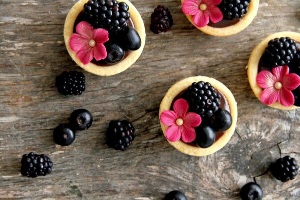 Tartaletas de bayas con moras y arándanos