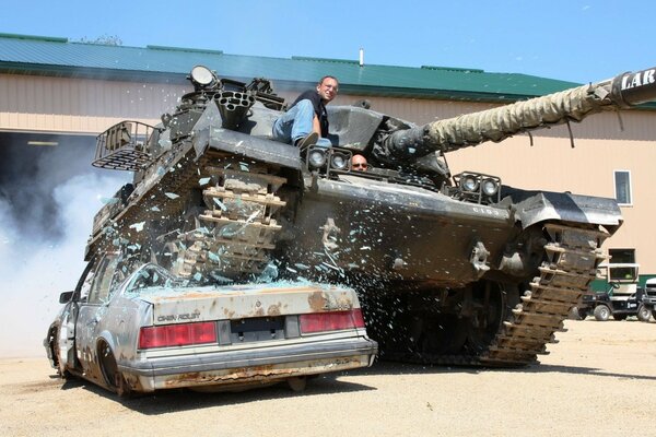 Tanque aplasta coche de pasajeros