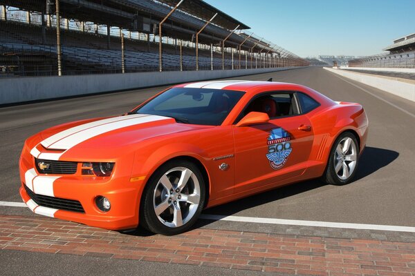 Chevrolet camaro ss orange auf der Sportstrecke