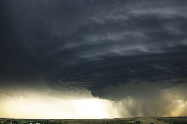 Foto sombría de la tormenta que comenzó en el campo