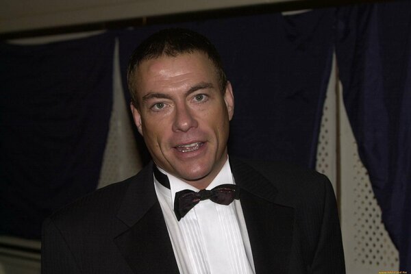 Jean Claude Van Damme w garniturze