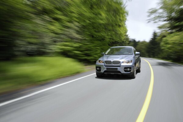 Verschwommener Hintergrund einer Landstraße mit einem BMW