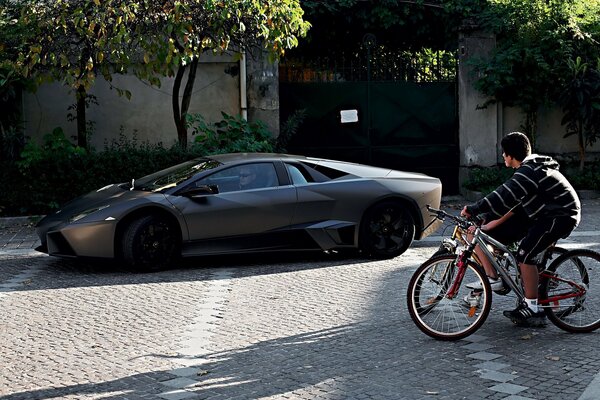 Стильное изображение lamborghini и велосипеда