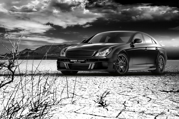 Foto en blanco y negro de Mercedes en la arena