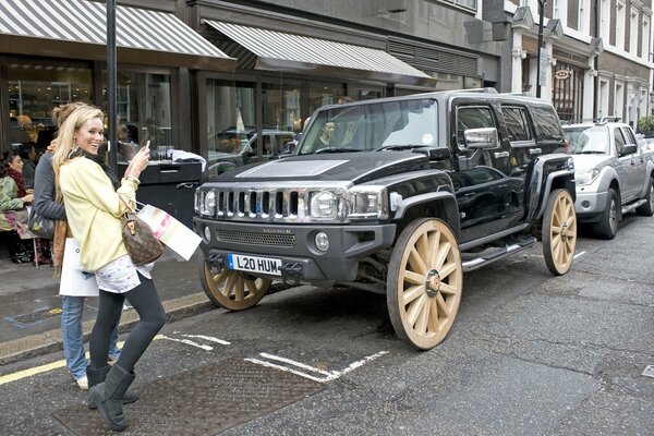 Auto Hammer auf Holzrädern