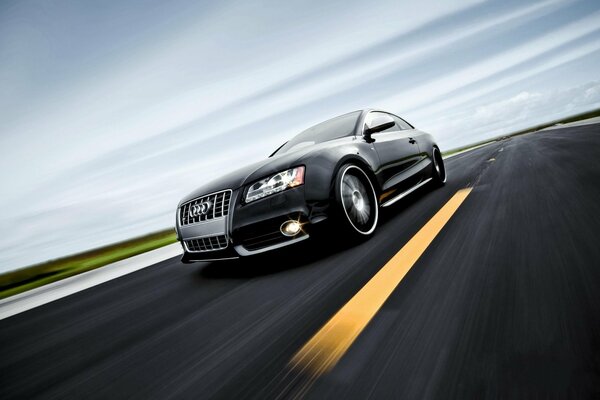 El auto deportivo de Audi viaja por la carretera