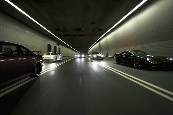 Eine große Anzahl von Autos bewegt sich in Tunneln